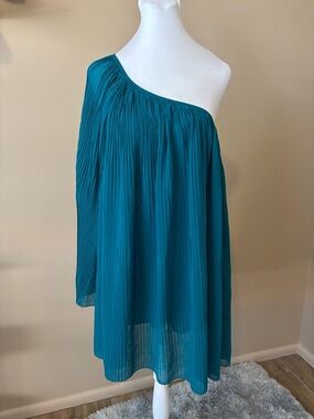 green emerald velvet dress Forever 21 Women's Chiffon Keyhole Tie-Waist Mini Dress Black X-Small at  Amazon Women's Clothing store main image 1